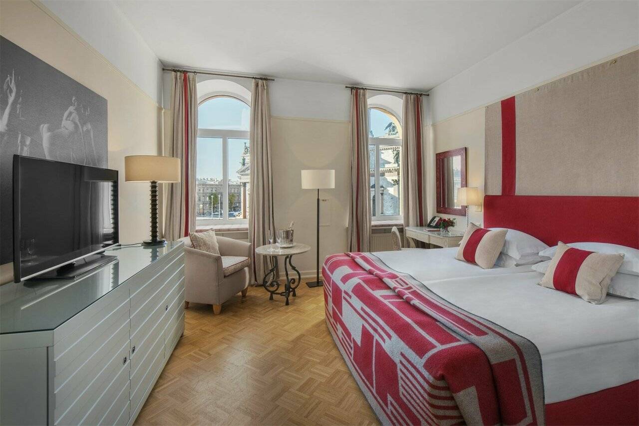 Фотографии номера Улучшенный номер с видом на собор в Гостинице Англетер Санкт-Петербург