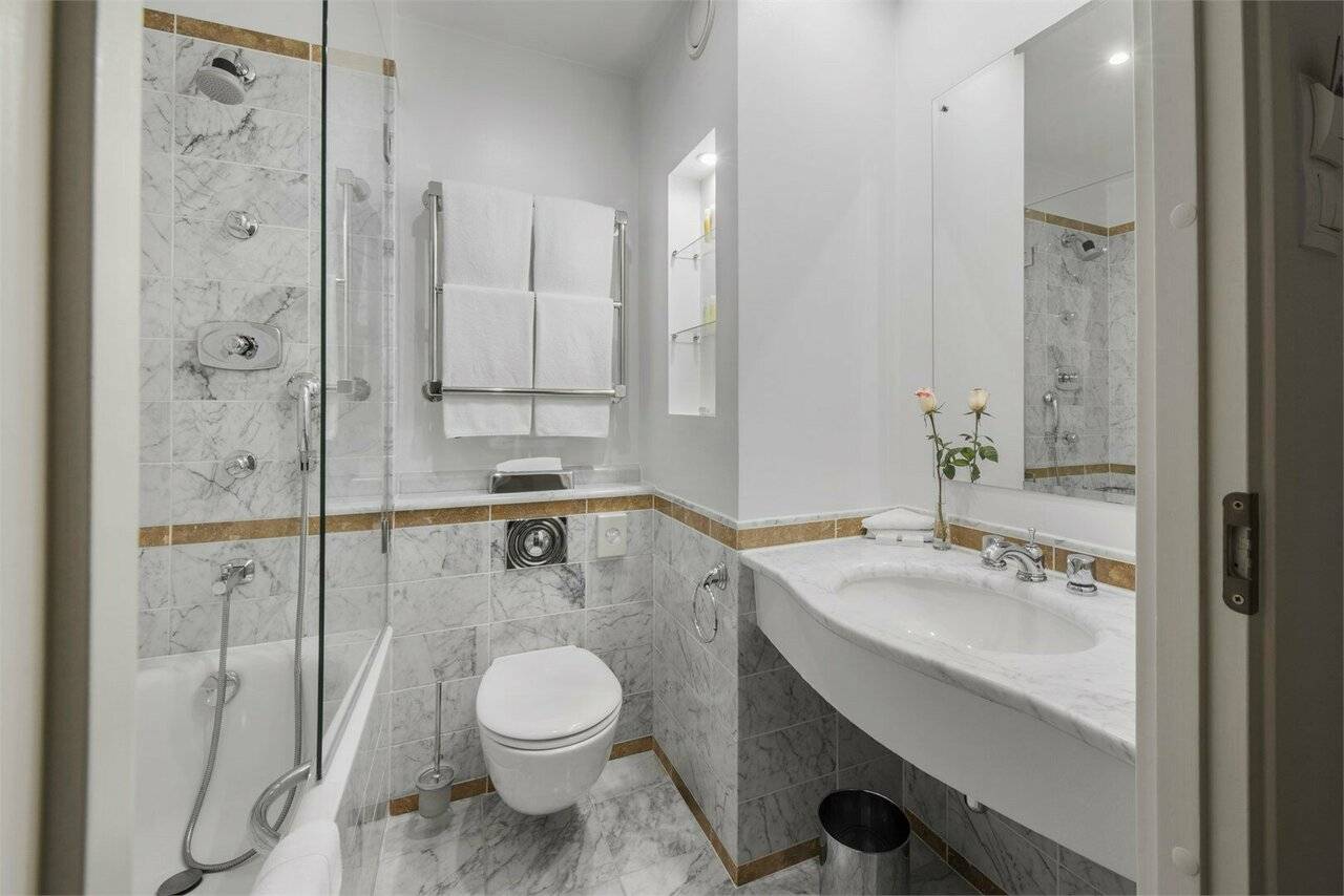 Фотографии номера Улучшенный номер с видом на собор в Гостинице Англетер Санкт-Петербург